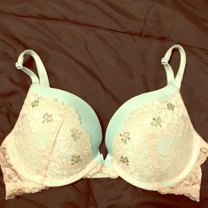Victoria’s Secret 32D Bra